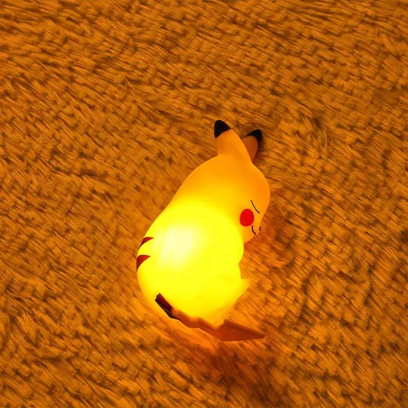 A iluminação Pokémon Pikachu é um item decorativo e funcional que combina o design de um dos personagens mais icônicos da franquia com a funcionalidade de uma lâmpada. Embora as especificações exatas possam variar dep